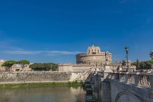 意大利罗马 2016年9月24日 意大利罗马圣安吉洛桥的身份不明的人 这是在台伯河的桥梁 完成134广告由罗马皇帝哈德良 — 图库照片