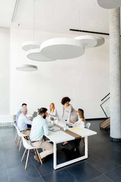 Ver Gente Negocios Alrededor Mesa Durante Reunión Del Personal Oficina — Foto de Stock
