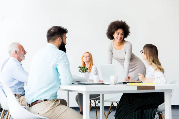 Blick Auf Geschäftsleute Runden Tisch Bei Mitarbeiterversammlung Büro — Stockfoto