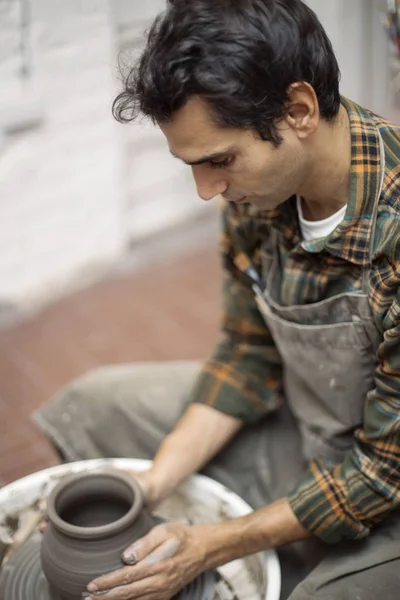 Uitzicht Een Kunstenaar Maakt Klei Aardewerk Een Spin Wiel Werkplaats — Stockfoto