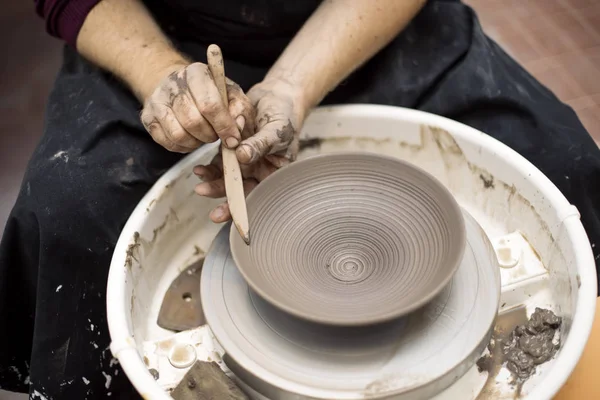 Vista Detalhe Perto Artista Faz Cerâmica Barro Uma Roda Giro — Fotografia de Stock