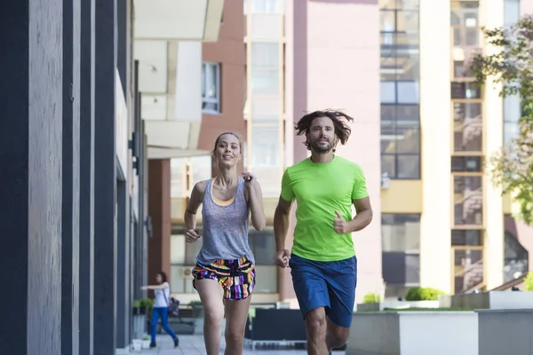 Pareja Corriendo Ambiente Urbano Caluroso Día Verano — Foto de Stock