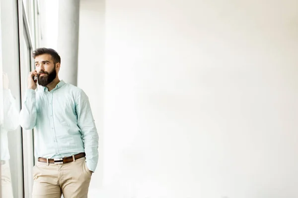 Schöner Junger Mann Formalbekleidung Der Büro Mit Dem Handy Telefoniert — Stockfoto