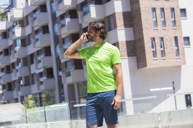 Erkek koşucu istimal hareket eden telefon açık portresi