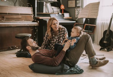 Mutlu genç Aile Odası katta oynama