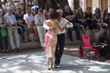 Buenos Aires, Arjantin - 21 Ocak 2018: San Telmo pire Pazar Buenos Aires, Arjantin tanımlanamayan tango dansçılar. Bu semt pazarı her Pazar sabah gerçekleşir.