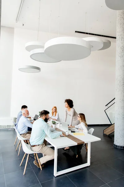 Bekijken Van Mensen Uit Het Bedrijfsleven Rond Tafel Tijdens Personeelsvergadering — Stockfoto