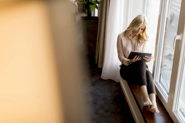 Junge Frau Entspannt Sich Und Nutzt Digitales Tablet Zimmer — Stockfoto