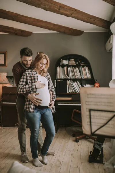 Έγκυος Γυναίκα Και Ευτυχισμένος Άνθρωπος Σπίτι Στέκεται Αγκάλιασε Στο Δωμάτιο — Φωτογραφία Αρχείου