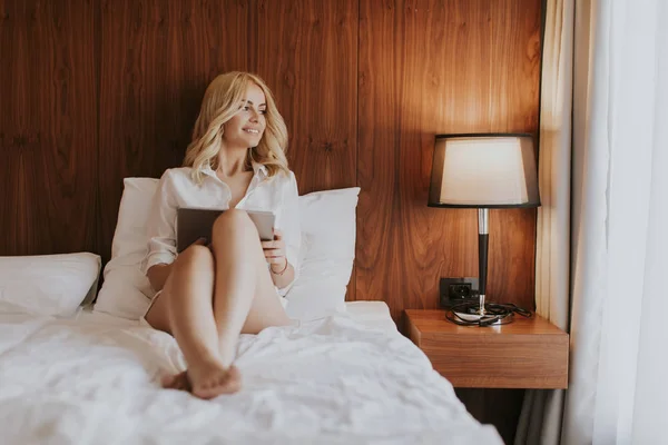 Blonde Junge Frau Mit Digitalem Tablet Auf Dem Bett Zimmer — Stockfoto