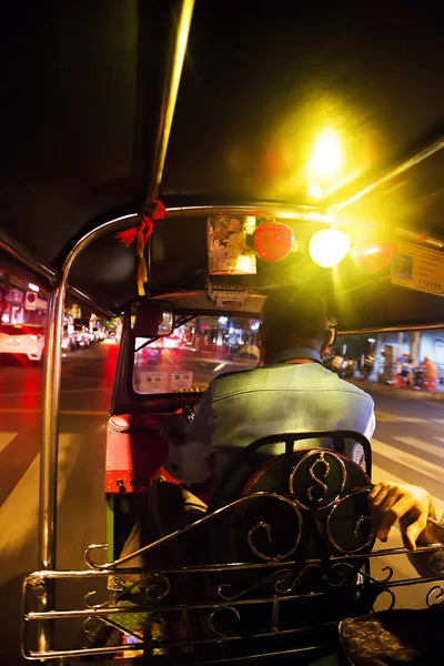 Bangkok Thailand Medewerker 2016 Onbekende Man Tuktuk Rijden Bangkok Thailand — Stockfoto