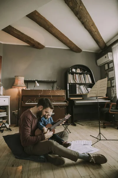 Padre Insegnare Figlia Suonare Chitarra Nella Stanza Casa — Foto Stock