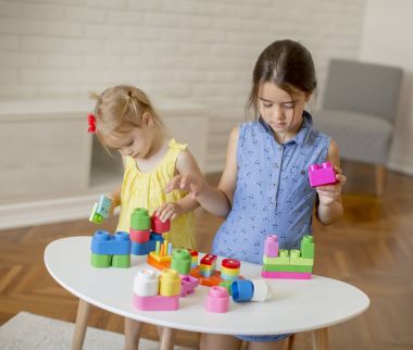 İki küçük kız küpleri ile oynamak