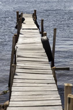 Titicaca gölü üzerinde eski ahşap iskele yönü göster
