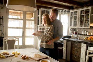 Sevgi dolu çift evde mutfakta makarna hazırlama