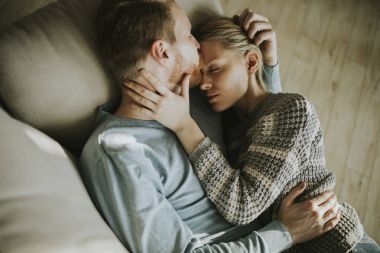 Sevgi dolu iki odasında kanepede uzanmış Üstten Görünüm