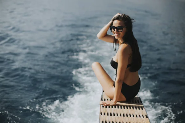 Mooie Jonge Vrouw Ontspannen Het Jacht Zee Zonnige Dag — Stockfoto