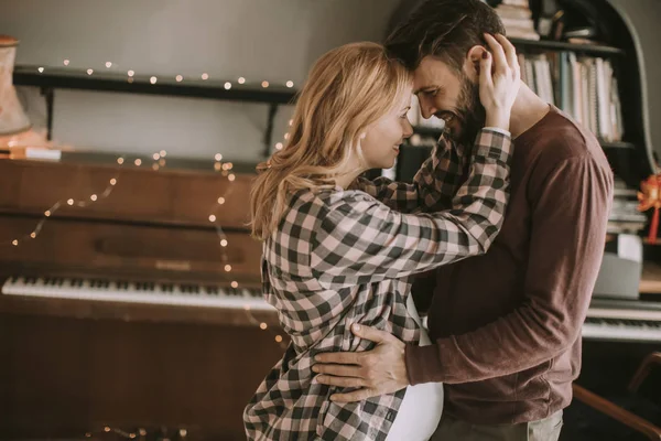 Giovane Uomo Donna Incinta Che Abbracciano Nella Stanza — Foto Stock