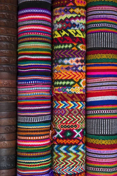 Πολύχρωμα Παραδοσιακά Υφάσματα Βολιβίας Στην Αγορά Στην Κοπακαμπάνα — Φωτογραφία Αρχείου