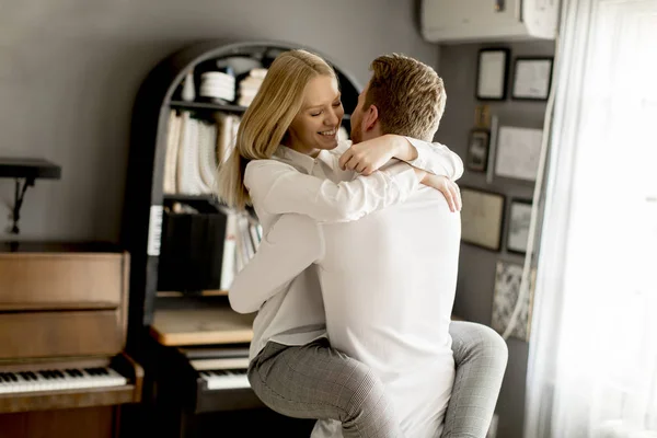 Amar Joven Pareja Riendo Abrazando Divirtiéndose Habitación —  Fotos de Stock