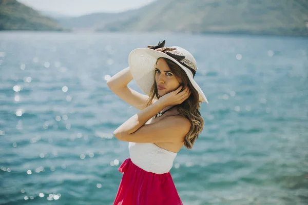 Joven Mujer Atractiva Con Sombrero Posa Junto Mar Verano —  Fotos de Stock
