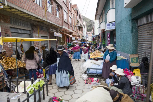 Copacabana Bolívia Janeiro 2018 Pessoas Sem Identificação Rua Copacabana Bolívia — Fotografia de Stock