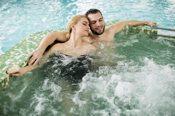 Liebendes Paar Entspannt Whirlpool Wellnessbereich — Stockfoto