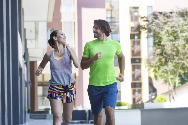 Pareja Corriendo Ambiente Urbano Caluroso Día Verano — Foto de Stock