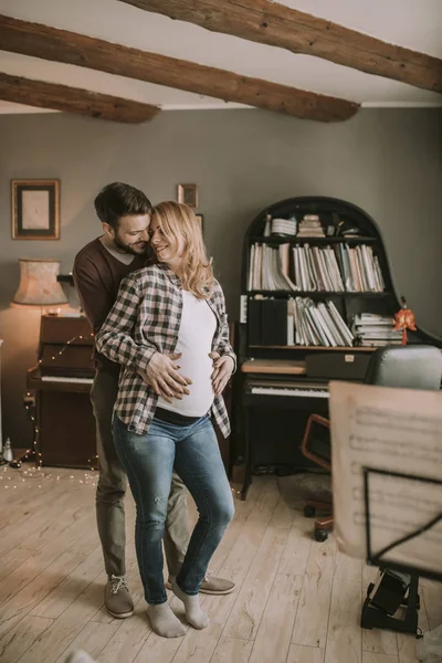 Mulher Grávida Homem Feliz Casa Abraçado Quarto — Fotografia de Stock