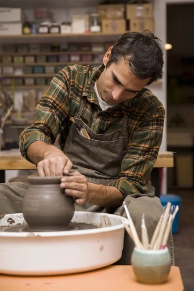 Widok Artysta Sprawia Clay Ceramiki Koła Spin Warsztacie — Zdjęcie stockowe