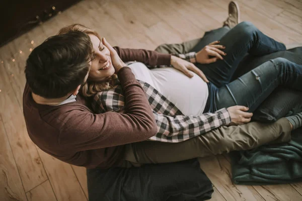 Έγκυος Γυναίκα Έναν Άντρα Που Κάθεται Στο Πάτωμα Στο Δωμάτιο — Φωτογραφία Αρχείου