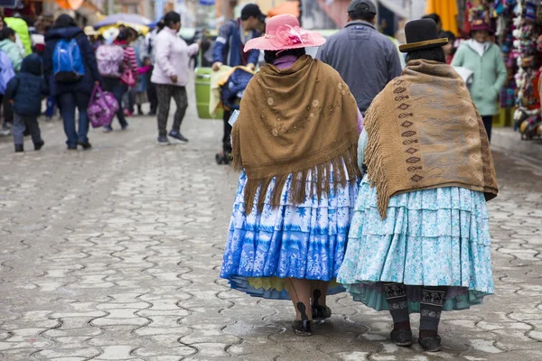 コパカバーナ ボリビア 2018 ボリビアのコパカバーナの通り Unindentified の女性 コパカバーナはチチカカ湖に主要なボリビア町です — ストック写真