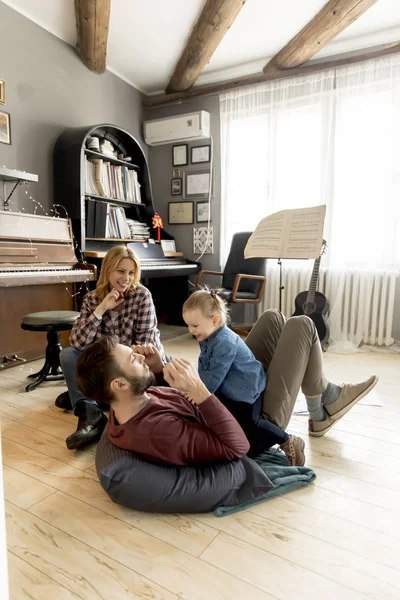 Jovem Família Feliz Brincando Chão Sala — Fotografia de Stock