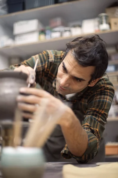 Jeune Homme Fabriquant Décorant Des Poteries Atelier — Photo