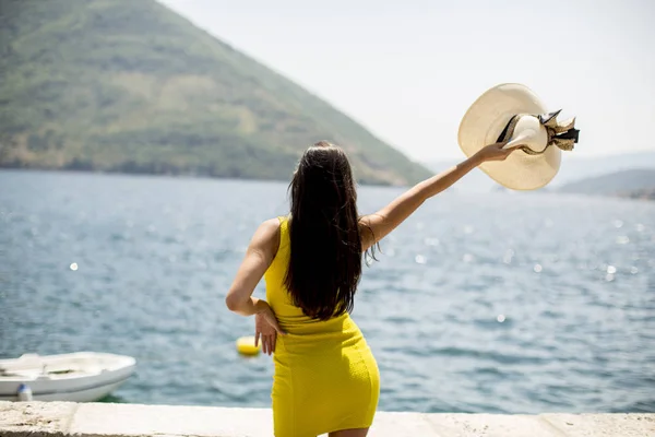Ung Attraktiv Kvinna Med Hatt Poserar Vid Havet Sommaren — Stockfoto