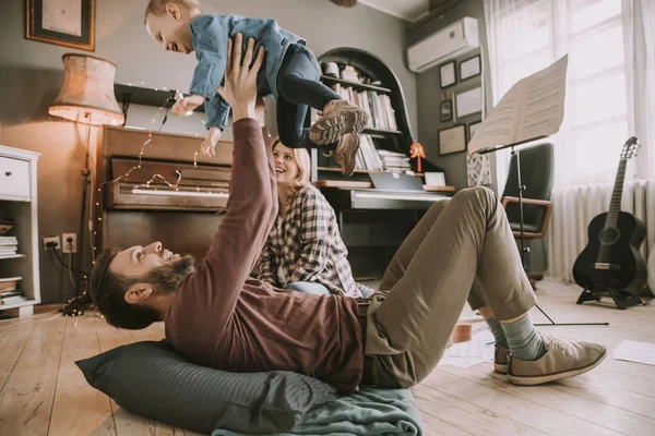 Feliz Joven Familia Jugando Suelo Habitación — Foto de Stock