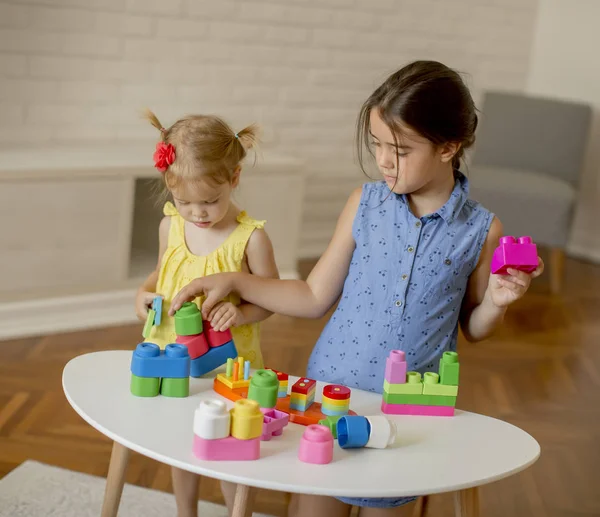 Duas meninas brincam com cubos — Fotografia de Stock