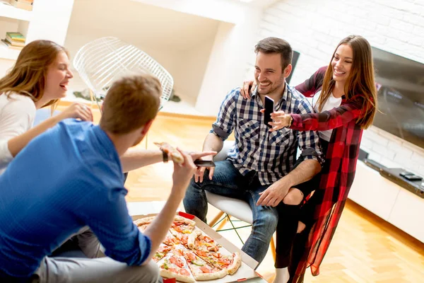 Grupp Unga Vänner Äter Pizza Hemma Och Roligt — Stockfoto