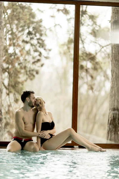 Spa merkezi havuzu tarafından çift rahatlatıcı sevgi dolu