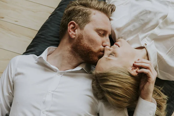 Pasangan Kekasih Berbaring Dan Berciuman Lantai Rumah — Stok Foto