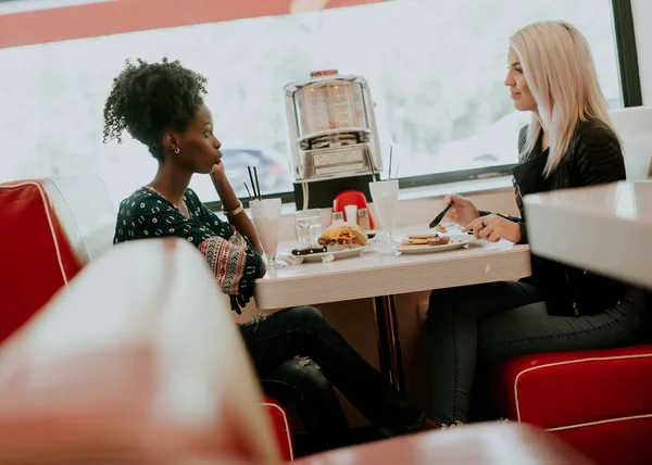 Amigos Femeninos Multirraciales Comiendo Comida Rápida Una Mesa Restaurante Divertirse — Foto de Stock