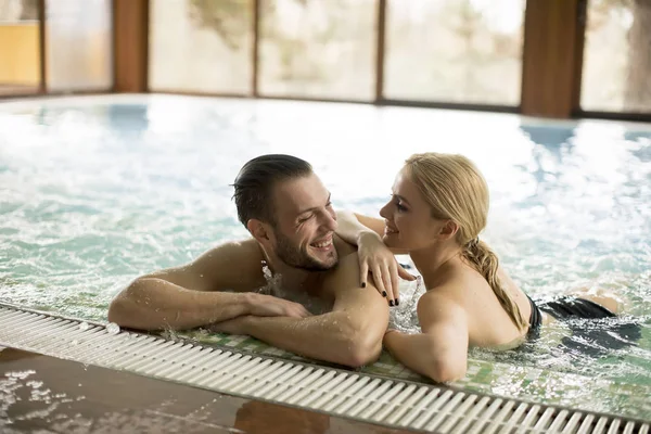 Casal Amoroso Relaxante Piscina Centro Spa — Fotografia de Stock