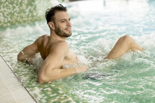 Joven Guapo Relajándose Bañera Hidromasaje Spa —  Fotos de Stock