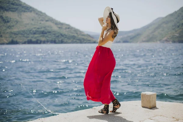 Joven Mujer Atractiva Con Sombrero Posa Junto Mar Verano — Foto de Stock