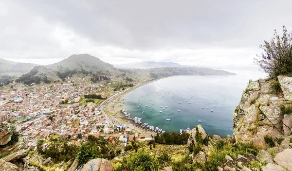 在玻利维亚的的喀喀湖湖科帕卡巴纳镇的鸟瞰图 — 图库照片