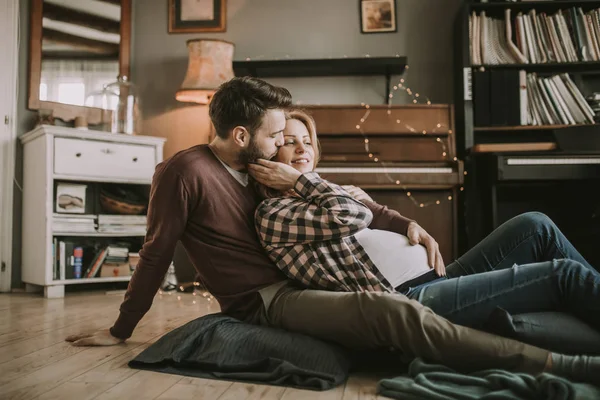 Gravid Kvinna Med Man Som Sitter Golvet Rummet — Stockfoto