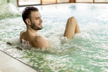 Yakışıklı delikanlı rahatlatıcı spa sıcak küvette