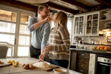 Sevgi dolu çift evde mutfakta makarna hazırlama