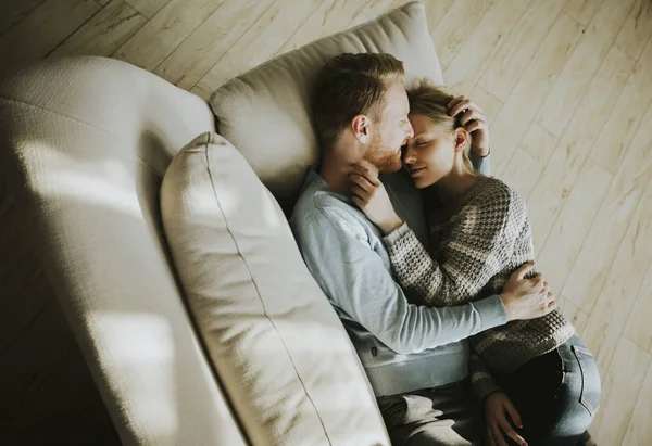Top Melihat Pasangan Kekasih Berbaring Sofa Dalam Ruangan — Stok Foto