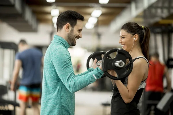 Genç Kadın Spor Salonunda Kişisel Antrenör Ile Egzersiz — Stok fotoğraf